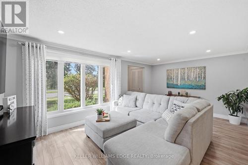25 Flint Drive, Kitchener, ON - Indoor Photo Showing Living Room