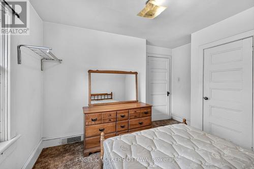 9 Geneva Street, Ottawa, ON - Indoor Photo Showing Bedroom