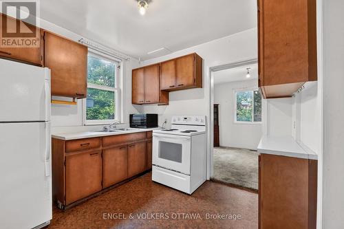 9 Geneva Street, Ottawa, ON - Indoor Photo Showing Kitchen With Double Sink