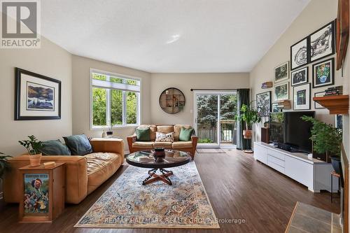 95 College Circle, Ottawa, ON - Indoor Photo Showing Living Room