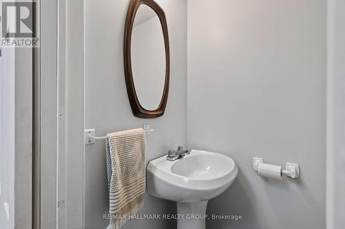 95 College Circle, Ottawa, ON - Indoor Photo Showing Bathroom