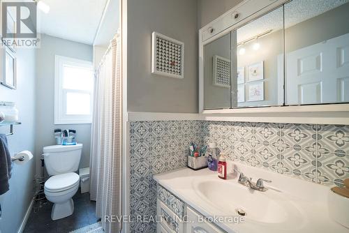 77 Eighth Avenue, Brantford, ON - Indoor Photo Showing Bathroom