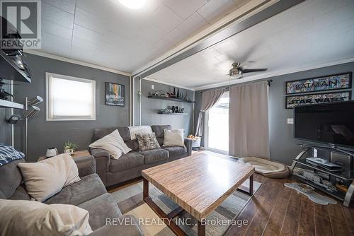 77 Eighth Avenue, Brantford, ON - Indoor Photo Showing Living Room