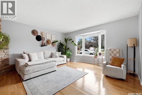 7310 Cribbs Bay, Regina, SK - Indoor Photo Showing Living Room