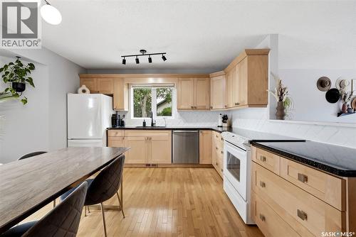 7310 Cribbs Bay, Regina, SK - Indoor Photo Showing Kitchen