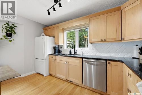 7310 Cribbs Bay, Regina, SK - Indoor Photo Showing Kitchen