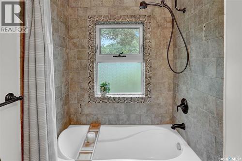 2807 Fleury Street, Regina, SK - Indoor Photo Showing Bathroom