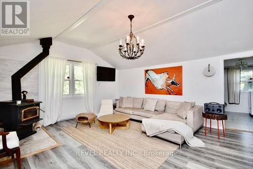 39 Domar Road, Tiny, ON - Indoor Photo Showing Living Room