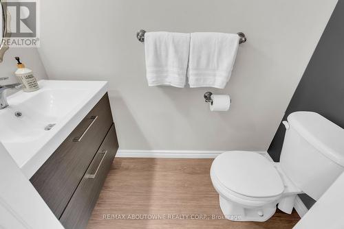 15 - 151 Clairfields Drive E, Guelph, ON - Indoor Photo Showing Bathroom