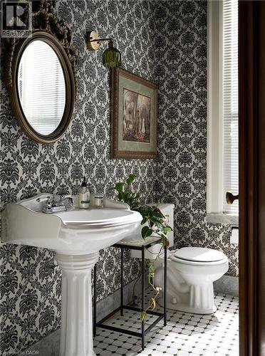 77 Claremont Drive, Hamilton, ON - Indoor Photo Showing Bathroom
