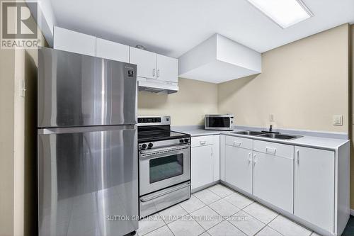 126 Redondo Drive E, Vaughan, ON - Indoor Photo Showing Kitchen With Double Sink