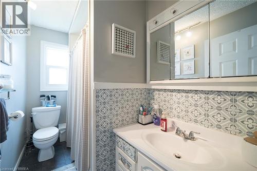 77 Eighth Avenue, Brantford, ON - Indoor Photo Showing Bathroom