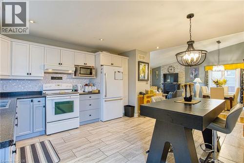 7192 Kelly Drive, Niagara Falls, ON - Indoor Photo Showing Kitchen