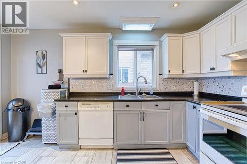 7192 Kelly Drive, Niagara Falls, ON - Indoor Photo Showing Kitchen With Double Sink