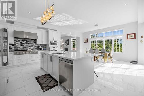 19 Redmond Crescent, Springwater, ON - Indoor Photo Showing Kitchen With Upgraded Kitchen