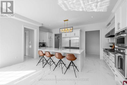 19 Redmond Crescent, Springwater, ON - Indoor Photo Showing Kitchen With Upgraded Kitchen