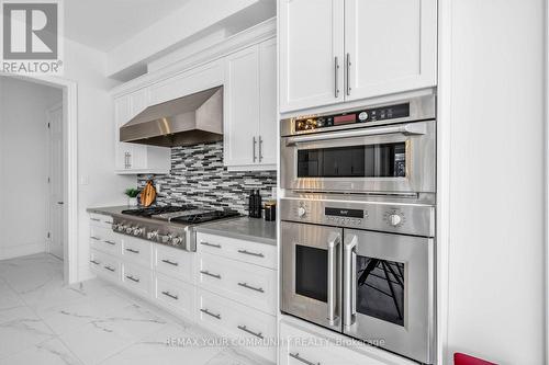 19 Redmond Crescent, Springwater, ON - Indoor Photo Showing Kitchen With Upgraded Kitchen