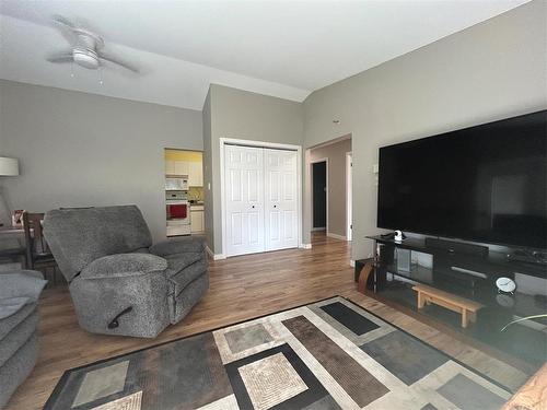 112 Berg Crescent, Russell, MB - Indoor Photo Showing Living Room