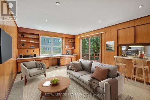 2056 Dovercourt Avenue, Ottawa, ON - Indoor Photo Showing Living Room
