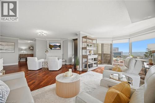 1201 North Shore Boulevard E Unit# 1001, Burlington, ON - Indoor Photo Showing Living Room