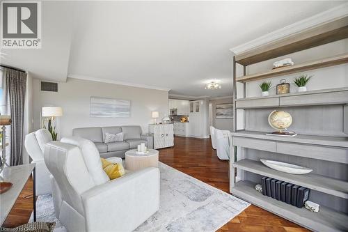 1201 North Shore Boulevard E Unit# 1001, Burlington, ON - Indoor Photo Showing Living Room