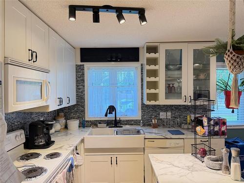 545 3Rd Avenue, Rivers, MB - Indoor Photo Showing Kitchen With Double Sink