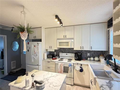 545 3Rd Avenue, Rivers, MB - Indoor Photo Showing Kitchen