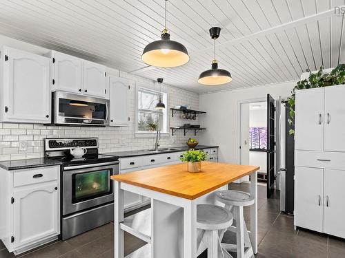84 Pine Court, Wilmot, NS - Indoor Photo Showing Kitchen
