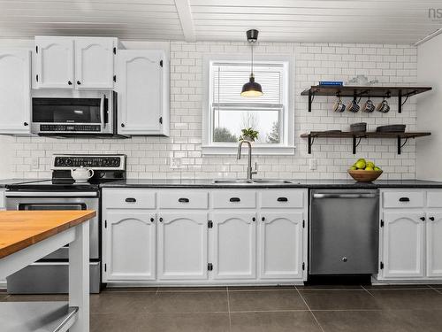 84 Pine Court, Wilmot, NS - Indoor Photo Showing Kitchen With Double Sink