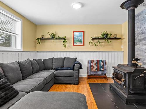 84 Pine Court, Wilmot, NS - Indoor Photo Showing Living Room