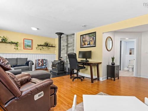 84 Pine Court, Wilmot, NS - Indoor Photo Showing Living Room
