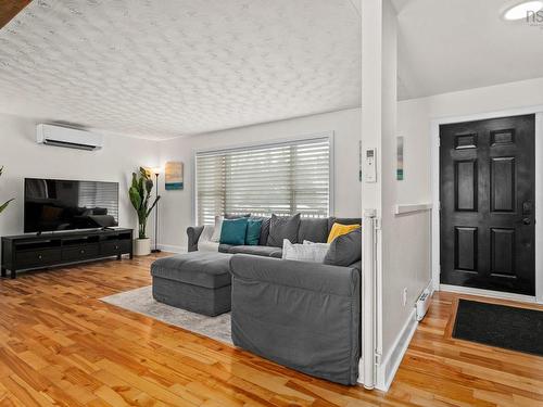 84 Pine Court, Wilmot, NS - Indoor Photo Showing Living Room