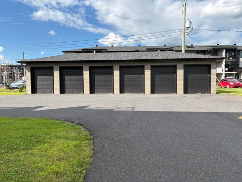 Garage - 302-130 Place Marc-Favreau, Cowansville, QC - Outdoor