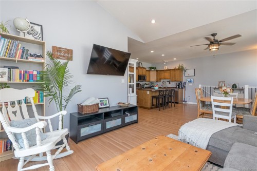6183 Drombeg Pl, Duncan, BC - Indoor Photo Showing Living Room