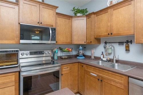 6183 Drombeg Pl, Duncan, BC - Indoor Photo Showing Kitchen With Double Sink