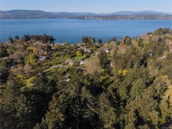 537 Cromar Rd North Saanich, BC V8L 5M5