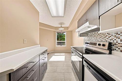 306-1840 Henderson Hwy, Winnipeg, MB - Indoor Photo Showing Kitchen