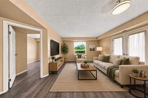306-1840 Henderson Hwy, Winnipeg, MB - Indoor Photo Showing Living Room