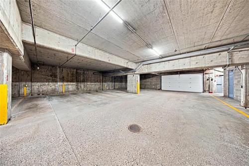 306-1840 Henderson Hwy, Winnipeg, MB - Indoor Photo Showing Garage