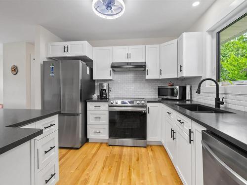 26 Bridge Street, Bedford, NS - Indoor Photo Showing Kitchen With Upgraded Kitchen