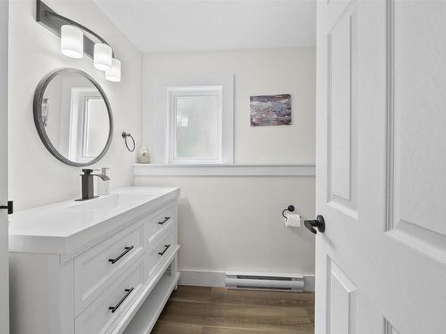 26 Bridge Street, Bedford, NS - Indoor Photo Showing Bathroom