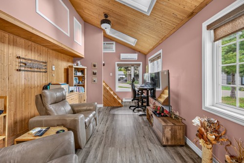 Salon - 29 Av. Du Soleil, Fossambault-Sur-Le-Lac, QC - Indoor