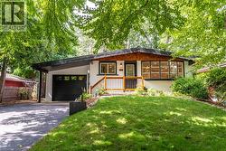 28 HELEN Street  Dundas, ON L9H 1N3