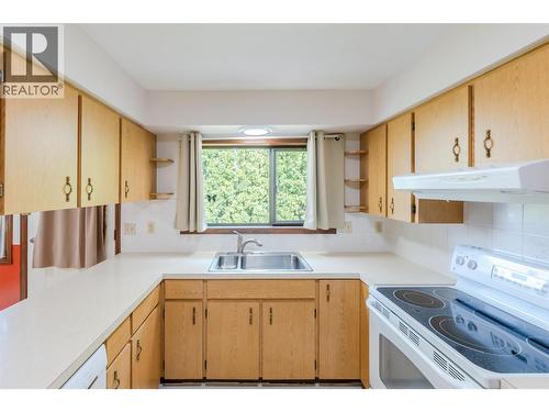 14 Bartlett Place, Osoyoos, BC - Indoor Photo Showing Kitchen