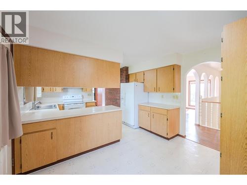 14 Bartlett Place, Osoyoos, BC - Indoor Photo Showing Kitchen