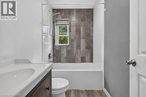 99 Leeming Street, Hamilton, ON - Indoor Photo Showing Bathroom