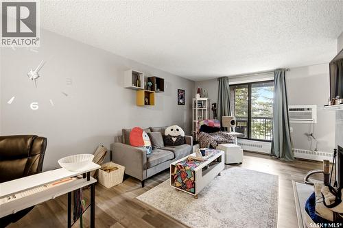205 31 Rodenbush Drive, Regina, SK - Indoor Photo Showing Living Room