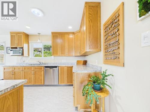 3848 Gordon Ave, Powell River, BC - Indoor Photo Showing Kitchen