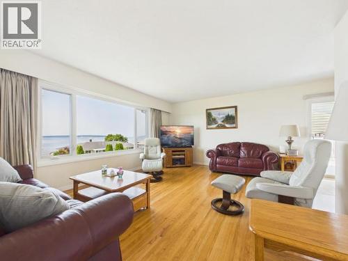 3848 Gordon Ave, Powell River, BC - Indoor Photo Showing Living Room