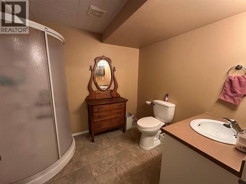 7186 Wright Way, Trail, BC - Indoor Photo Showing Bathroom